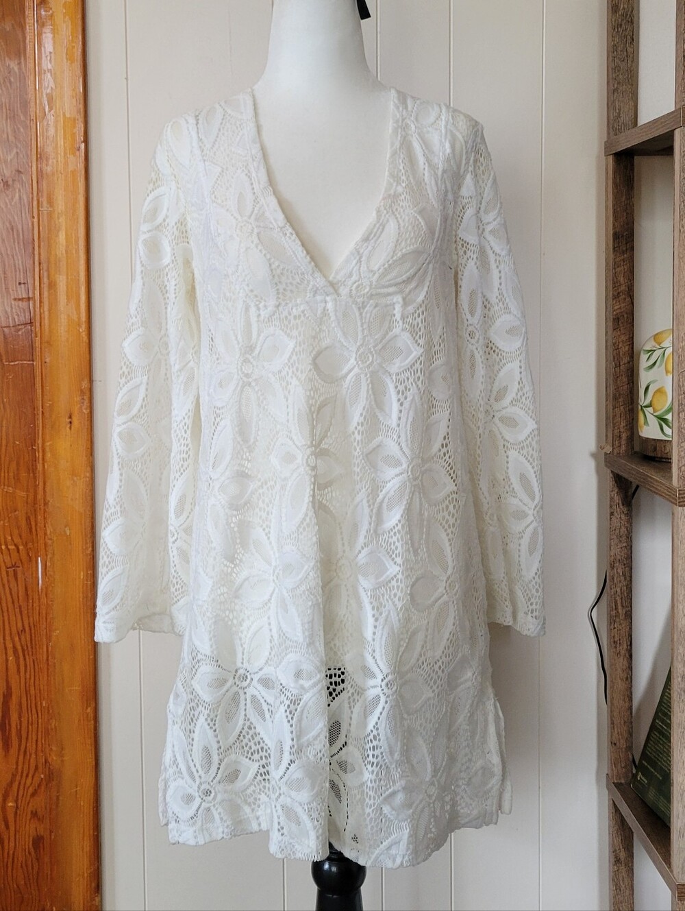 J VALDI | Ladies Lace V-Neck Long-sleeved Beach Coverup Size M